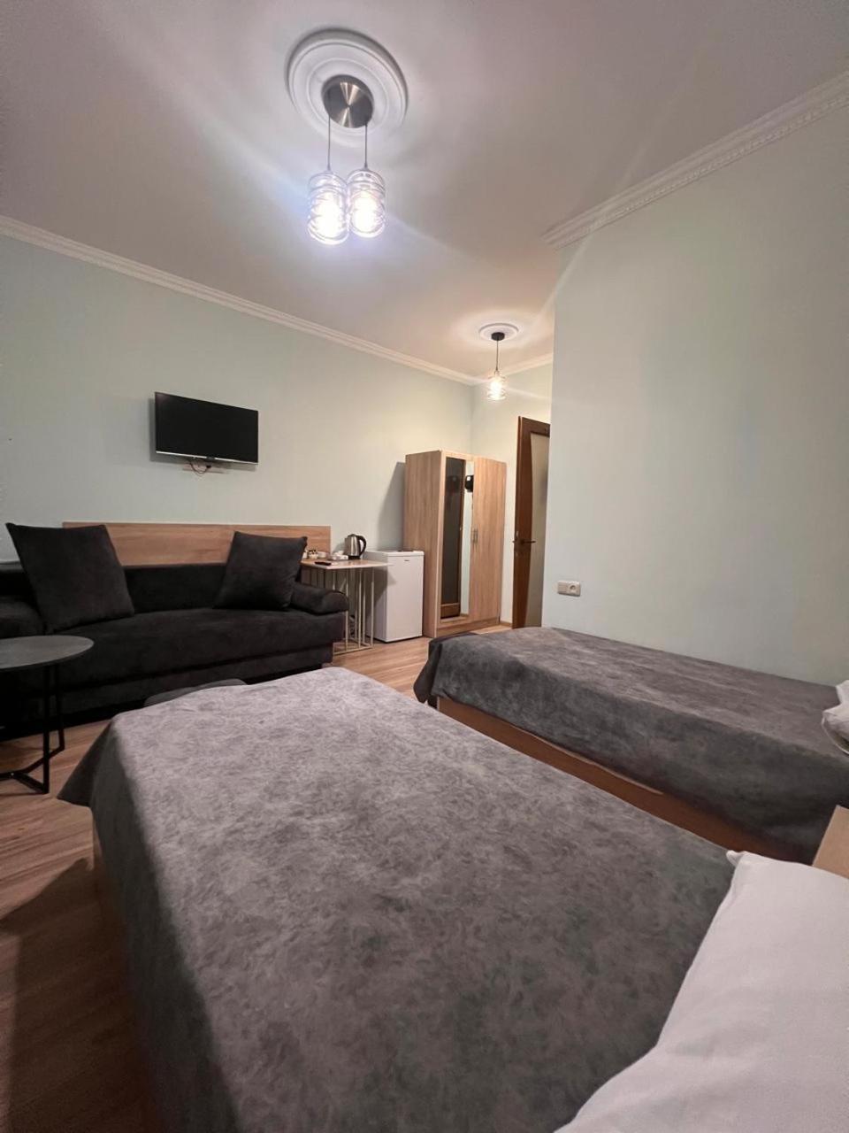 יירבאן Decca Hotel מראה חיצוני תמונה