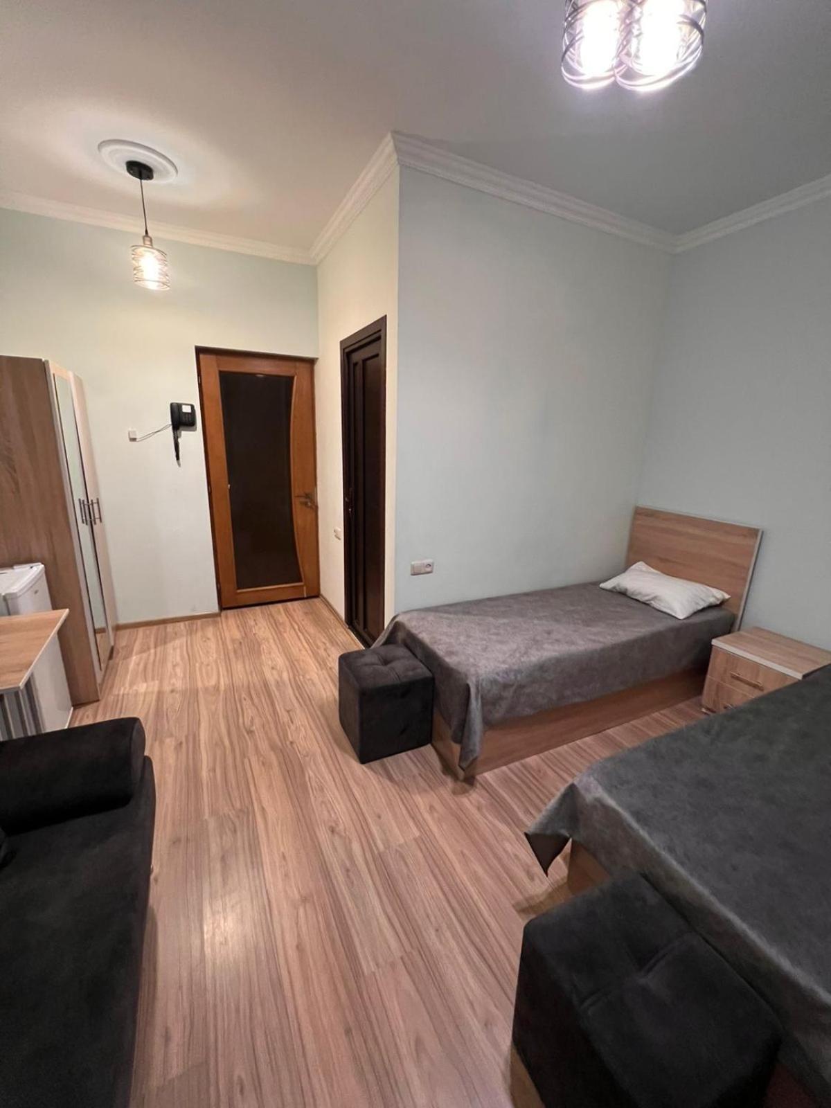 יירבאן Decca Hotel מראה חיצוני תמונה